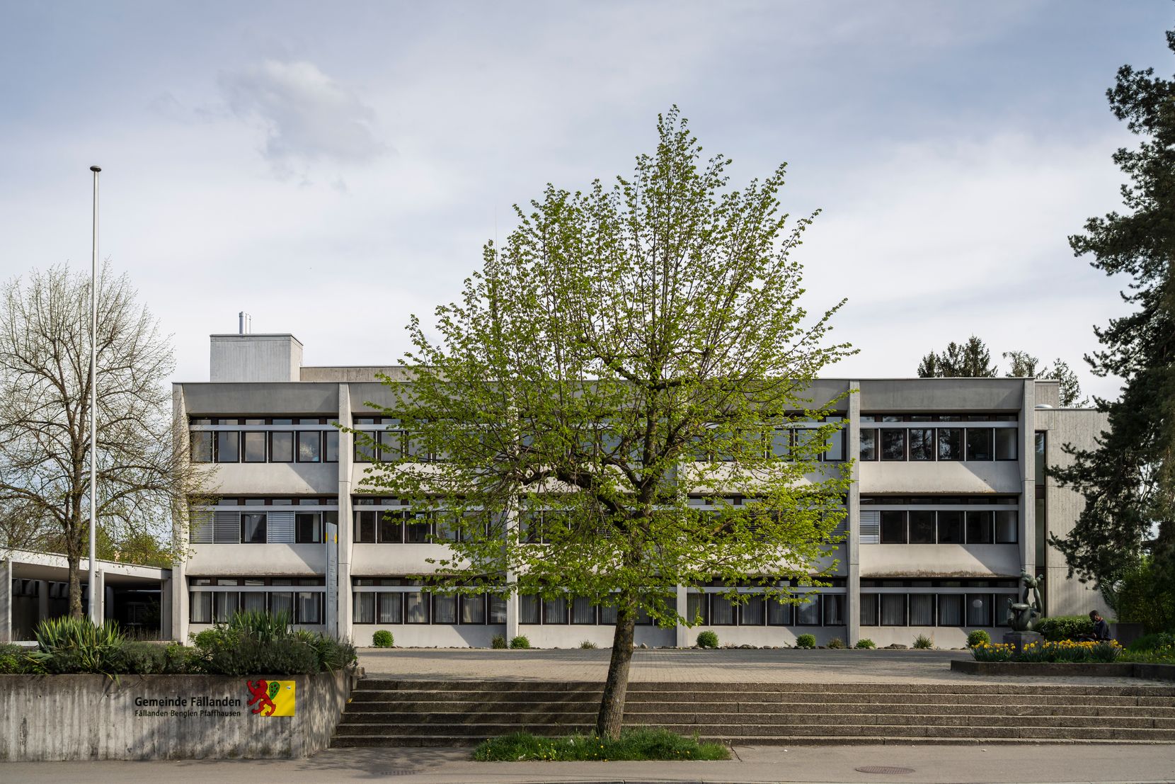 Ein Haus von aussen, vorne ein Baum. 